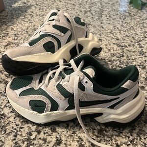 Nike Women’s AL8 size 5